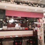 Petit A Petit - 店内にはテーブルとカウンターが数席ずつ