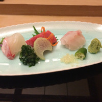 赤坂 ひかわ - 中トロと白身魚のお刺身  白身は、噛めば甘い味わい
                  フィンガーライム  これとわさびを乗せて食べる刺身は、また爽やかで 食感も 今までにない味わい