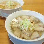 喜一 - 手前SIOチャーシューメン、奥がSIOラーメン