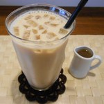 オレンチ カフェ - アタシのお気に入り５種の荒挽きスパイスたっぷりアイスマサラチャイ