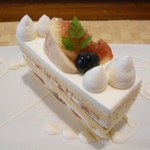 オレンチ カフェ - ガトーブランは季節のフルーツ　いちじく