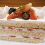 オレンチ カフェ - ガトーブランは季節のフルーツ　いちじく