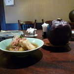 丸太町十二段家 - 穴子の裏側には加茂茄子の揚げ浸し。賀茂茄子の実物を添えて(笑)