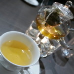 両忘 - ハーブティはポットで提供