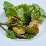 両忘 - 温野菜（ゴーヤ・栗・芋・むかご）と苦みのある葉野菜（ルッコラ等）のサラダ