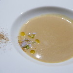 両忘 - ポルチーニ茸のスープ、ローズマリーの花とポルチーニ粉末を添えて