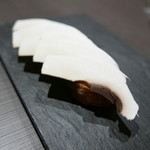 両忘 - スモークバターのクロスティーニに長野のジャンボマッシュルームを乗せて