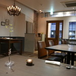 両忘 - しっとりと落ち着いた店内。