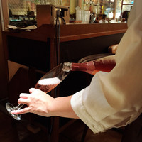 Osteria UVA RARA 横浜 - ロゼを注いで頂きます