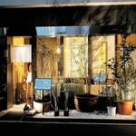 つきじ 文化人 - 夜の外観もまた良し＝軒先の草花もいい味だしてます