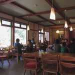 茶茶 - 外光差し込む店内。席数は多く、団体さんでも大丈夫