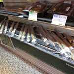 茶茶 - 店頭で売られる自然薯。長芋とは全く形が異なります