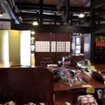 茶茶 - 入口には金屏風。山の幸の販売も