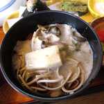 茶茶 - 一膳サイズのそば。自然薯を掛けて、とろろそばとして楽しみたい