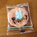 茶茶 - お通し代わりに、自然薯せんべいが供される。素朴な甘さで美味しい