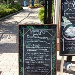 アニヴェルセルカフェ - ～アニヴェルセルカフェ みなとみらい～
      メニュー：ここは式場の入り口で、カフェ入り口は別でした
      川沿いにあるテラス席の方が、カフェ入り口です