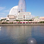 アニヴェルセルカフェ - ～アニヴェルセルカフェ みなとみらい～
      駅から見えてきたカフェ、テラス席が見えます