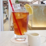 アニヴェルセルカフェ - ～アニヴェルセルカフェ みなとみらい～
      アイスティー、レモンは生搾り