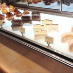 アニヴェルセルカフェ - ～アニヴェルセルカフェ みなとみらい～
      式場側入り口より、美味しそうなケーキが並んでいます