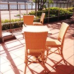 アニヴェルセルカフェ - ～アニヴェルセルカフェ みなとみらい～
      テラス席