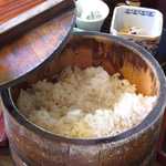 茶茶 - 麦飯は、全員分まとめてお櫃で供される。お腹いっぱい食べましょう！
