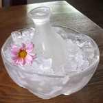 茶茶 - 冷酒「やんちゃ酒」（￥648）。飛騨古川・蒲酒造場が醸す辛口の酒。演出が美しい！