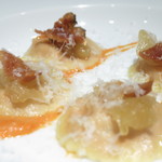 リストランテ サクラ - トマトのラビオリ　グアンチャーレとパルミジャーノレッジャーノ　　パプリカのソース