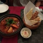 タジン（ラム）と焼き立てパンとフムス