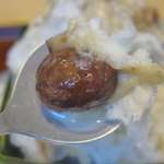 廚 菓子 くろぎ - 和栗旬な和栗を使ったかき氷を食べてみると、和栗クリームは甘く栗の風味が全開！まるまる入った和栗はホクホクとした食感、かき氷の氷も程よく口どけて大変美味しいです。