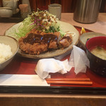 かつふみ - 20151004ジャンボロースカツ 1250円
      隣に赤いカーディガン着た可愛い子が来た日
      
      あ、また、年を聞くの忘れた。
      エネゴリさんか、隣の可愛い子のせいだ(；´Д`A