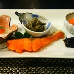 花いち - ［朝食］紅鮭、鱈子と山芋、茄子味噌、漬物
