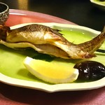 花いち - ［夕食］焼物・岩魚塩焼き、花豆、レモン