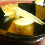 ［夕食］椀物・蓮根饅頭、松茸