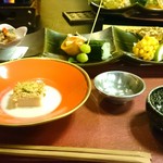 ［夕食］食前酒・日本酒 稼ぎ頭と前菜５品、先附・くるみ胡麻豆腐 豆乳だし