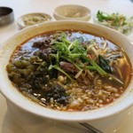 台湾料理故宮 - 麻辣肉湯麺（マーラーニューロウメン）とセットのサラダ、ザーサイ、小菜。