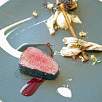 エスキス - ブルーベリーのパウダーをまぶしてローストした蝦夷鹿