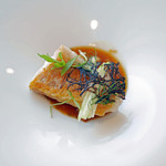 エスキス - 大分の甘鯛、ホタテのお出汁と野菜のブイヨン、南フランスでよく使われるウイキョウを使ったスープをかけて...