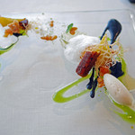 エスキス - 竹炭の黒色のソース、セイジをベースにした緑色のソース。これらのソースのキャンバスに、ラスクや、グレープフルーツ、バニラを散らして...