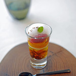 エスキス - 桜の風味のゼリーとレーズン、その上にアレキサンドリア、さらにその上にブランデーをあわせたバニラクリームと柿をピューレにしたもの。最後に巨峰と赤ワインのシャーベットを添えて...