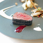 エスキス - ブルーベリーのパウダーをまぶしてローストした蝦夷鹿