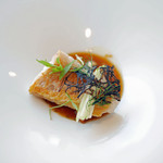 エスキス - 大分の甘鯛、ホタテのお出汁と野菜のブイヨン、南フランスでよく使われるウイキョウを使ったスープをかけて...