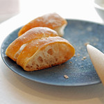 エスキス - 自家製のバケット、バターとお塩で...