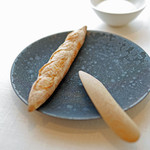 エスキス - 自家製のバケット、バターとお塩で...