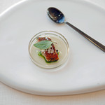 エスキス - トマトのゼリーの上にセミドライした秋刀魚、秋刀魚の上にはパルメザンチーズとバジルの葉、下にはサーモンのオイルとトリュフを敷いて...