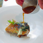 大分の甘鯛、ホタテのお出汁と野菜のブイヨン、南フランスでよく使われるウイキョウを使ったスープをかけて...