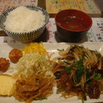 中房 - レバニラ定食