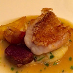 Restaurant OKADA - ［４回目］Plats：山口県萩から届いた、アマダイのウロコ焼き魚介エキスとフレッシュハーブのソース
      
      