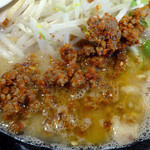 らーめん 雷華 - 「赤雷（豚骨醤油）」唐辛子味噌で炒められた挽肉