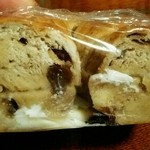 マルイチベーグル - 10/4  レーズンバター？(小ぶり)バターがデロデロに…(^_^;)手がベトベトになっても美味しい！