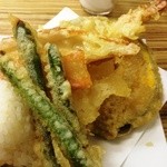 黄金の穂 - 天ぷらはいんげん、ニンジン、かぼちゃ、ちくわ、そして海老